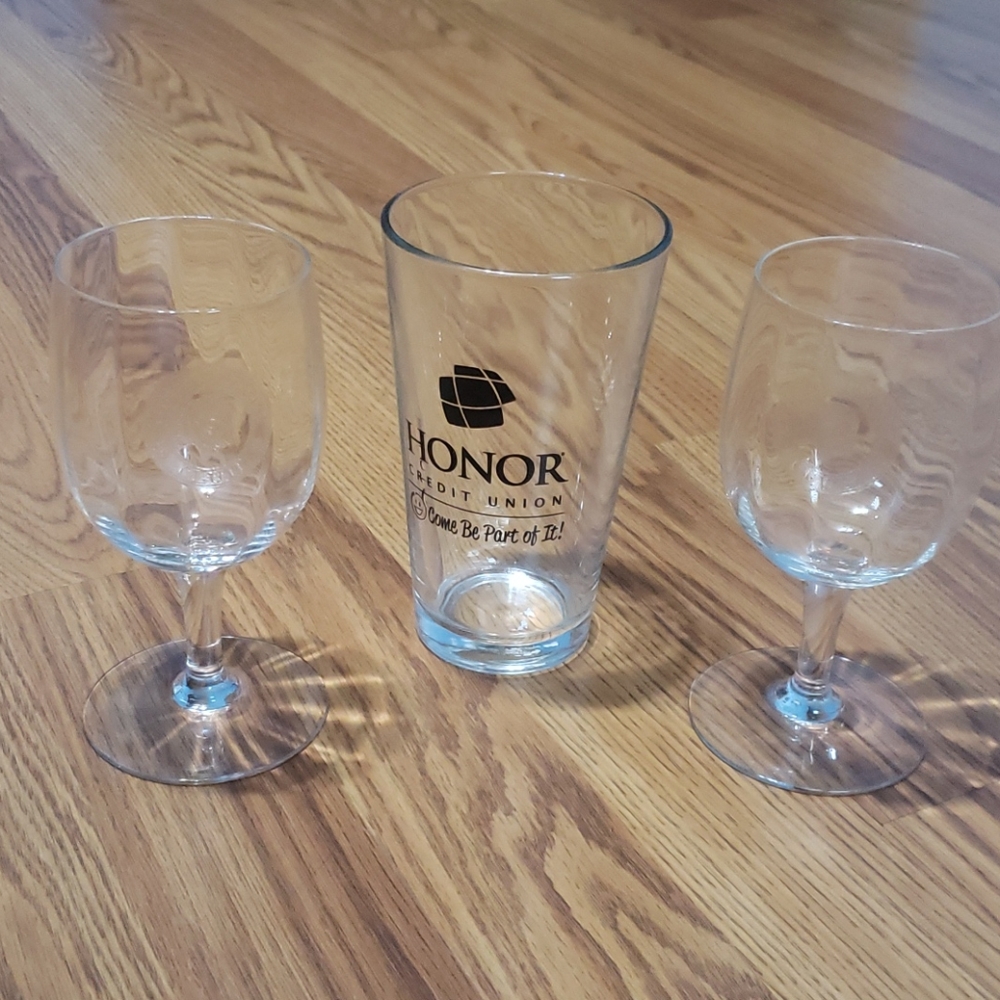 3 glass cup lot set NWOT The Buffalo club Honor
